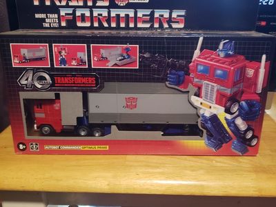 Optimis prime 40th anniversary action figure