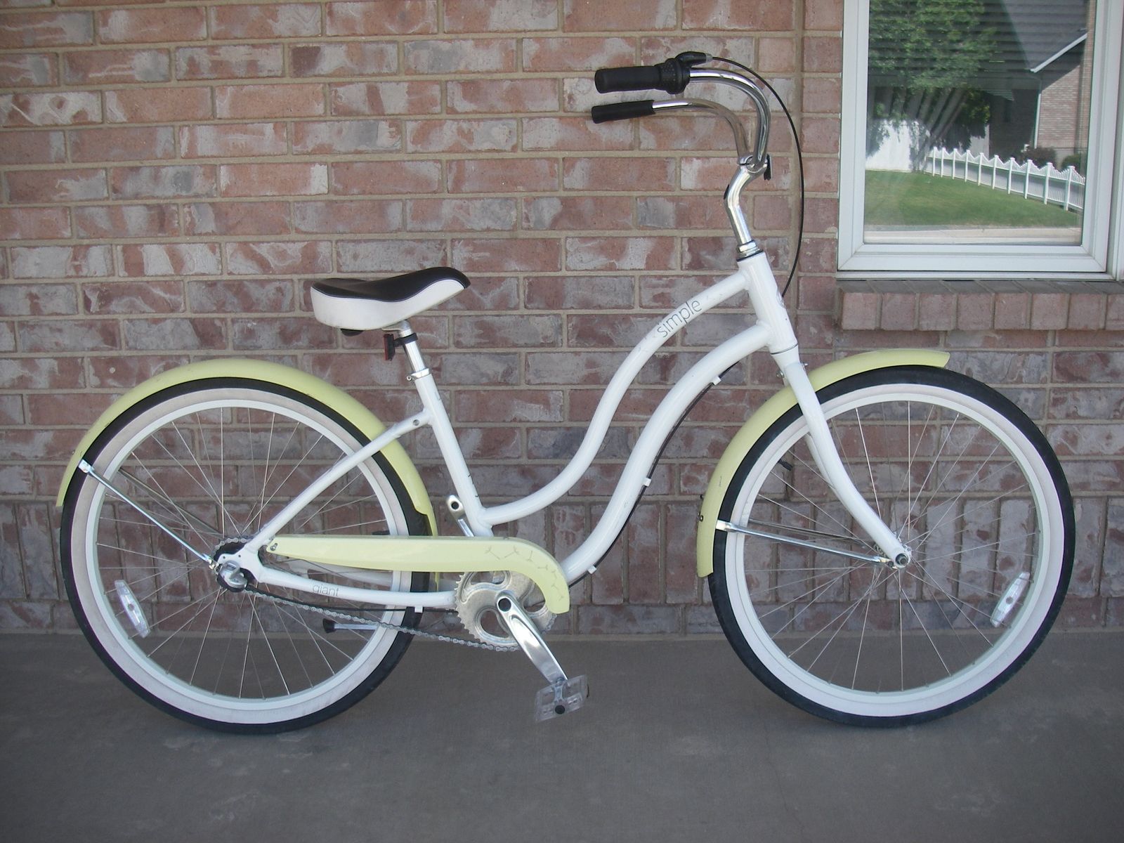 Womens 26” Aluminum GIANT SIMPLE Beach Cruiser / Comfort Bike, 3-Speed, Foot Brakes, Fenders, Yellow - White