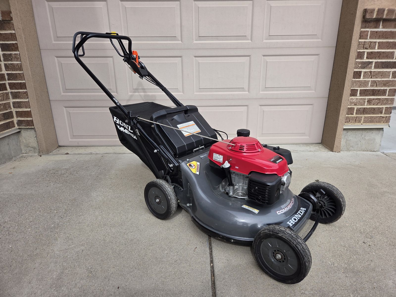 HONDA HRC216 COMMERCIAL LAWN MOWER - NEW