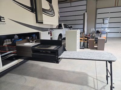 RV pull-out BBQ/kitchen work station