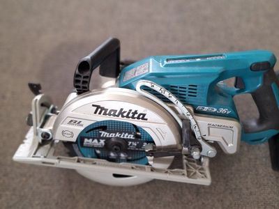 Makita Rear Handle Circular Saw XSR01 with Dual Port Charger 36V 7-1/4" Blade Magnesium