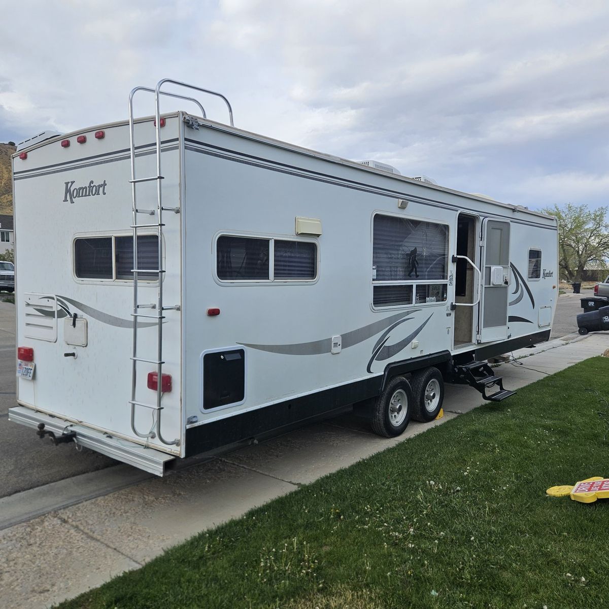 Komfort Travel Trailer w/ Slide-Out - Great Condition, Ready for Adventure