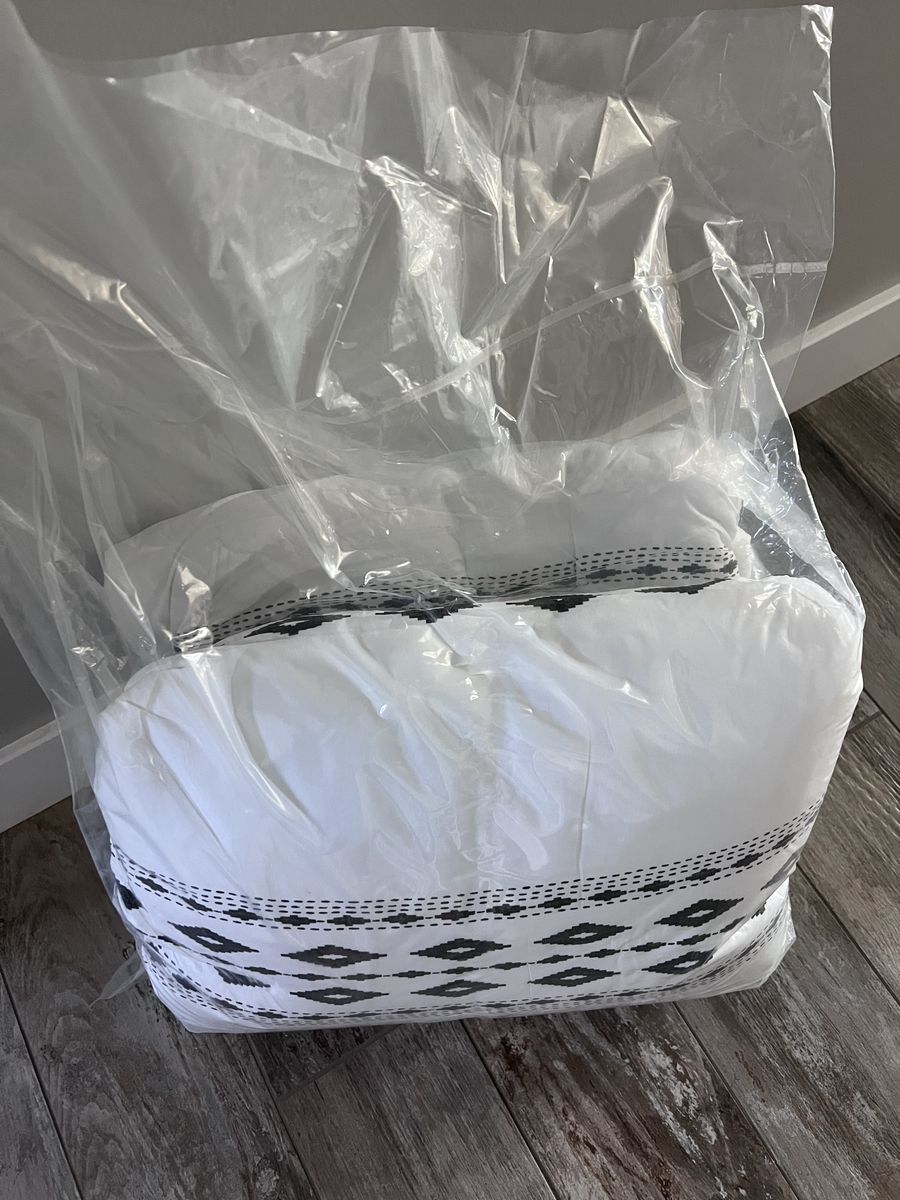 VCNY White Azteca Queen Comforter/sham set