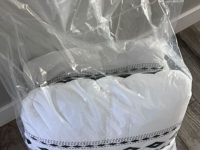 VCNY White Azteca Queen Comforter/sham set