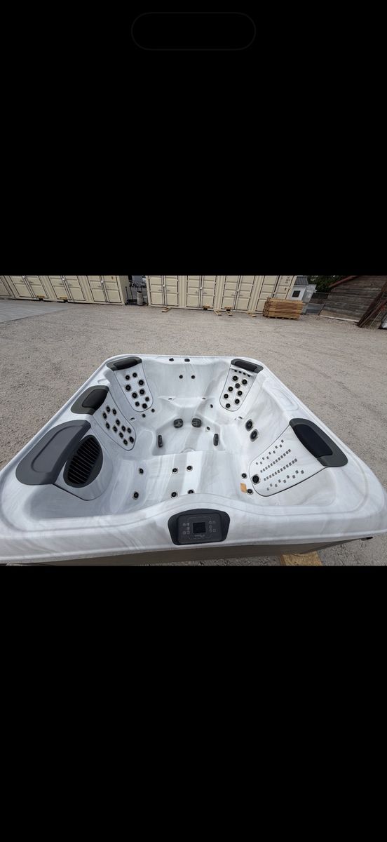 2022 Bullfrog R7L Hot Tub