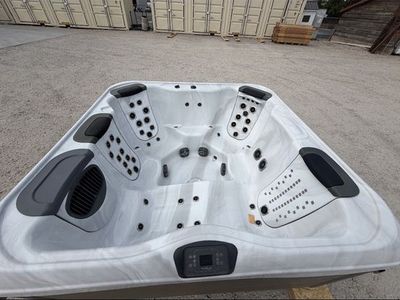 2022 Bullfrog R7L Hot Tub