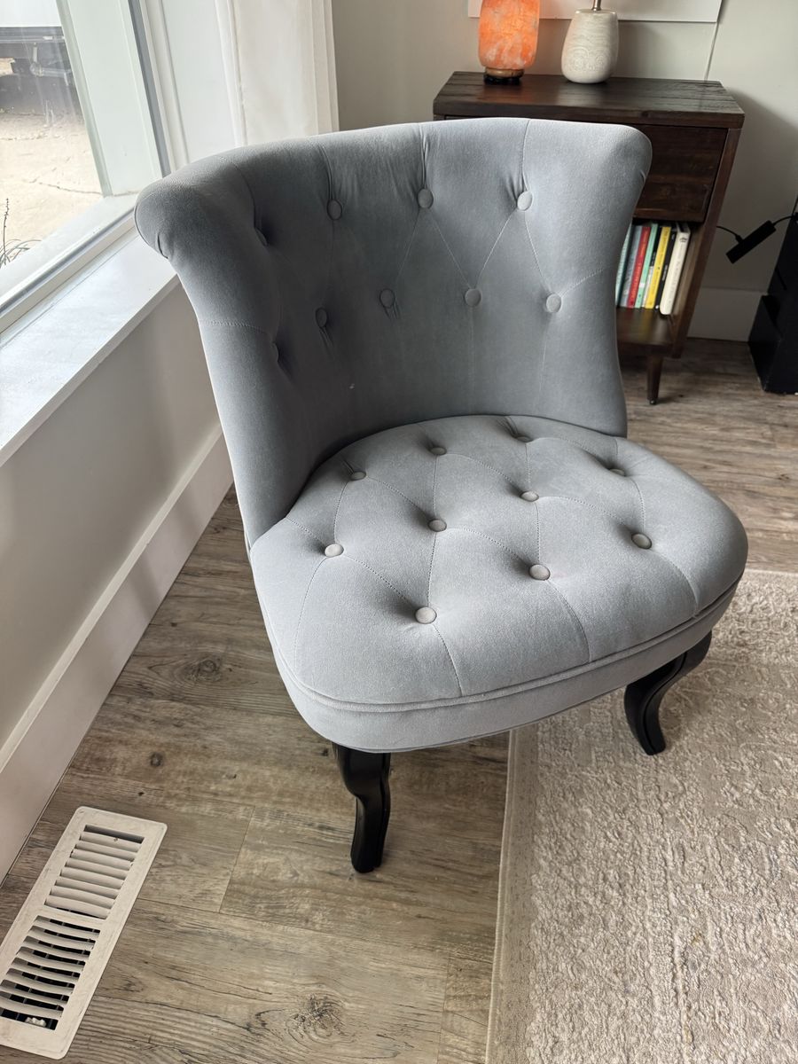 Elegant Blue Tufted Velvet Accent Chair with Cabriole Legs