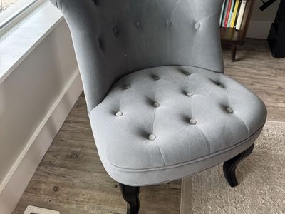 Elegant Blue Tufted Velvet Accent Chair with Cabriole Legs