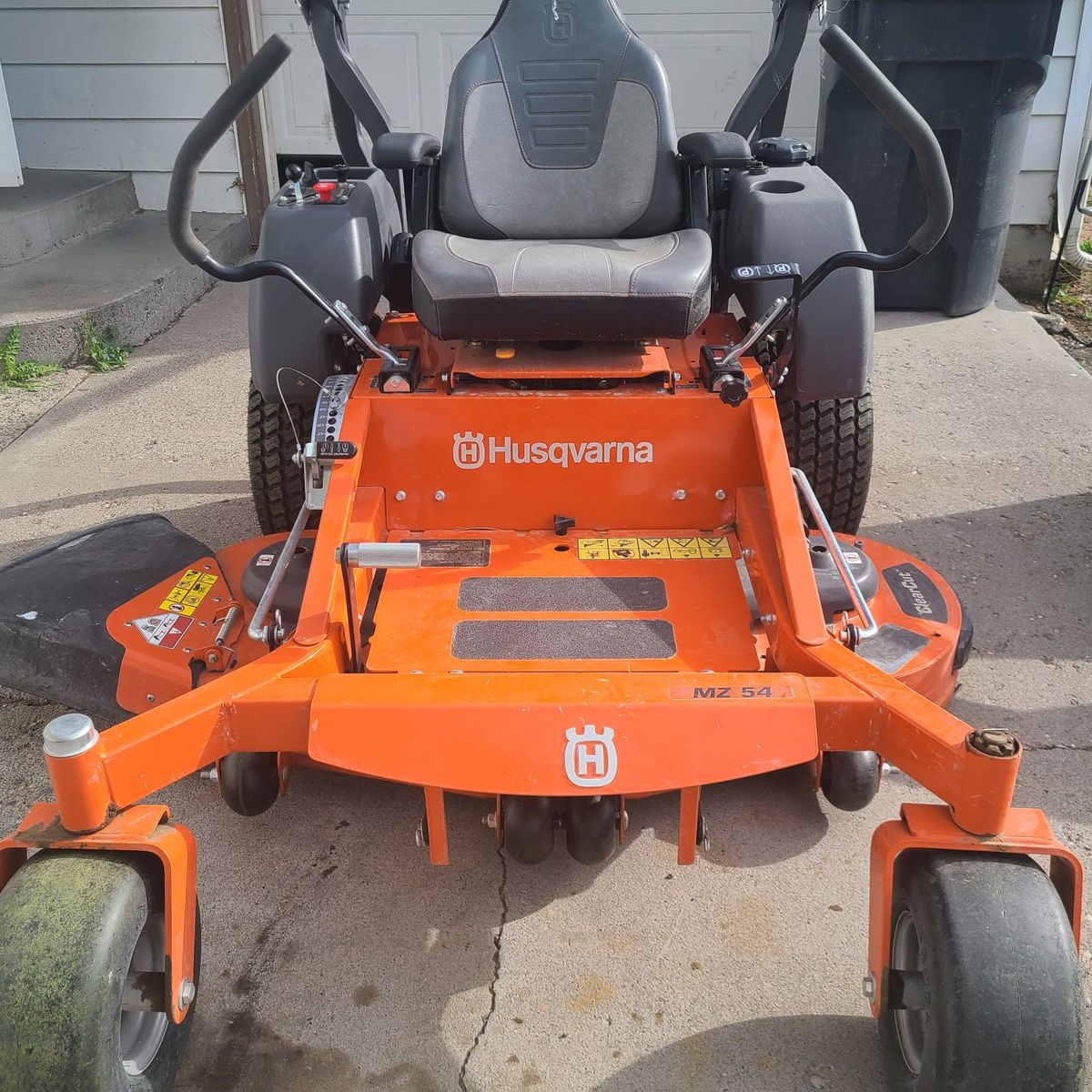 COMMERCIAL HUSQVARNA ZERO TURN RIDING LAWN MOWER