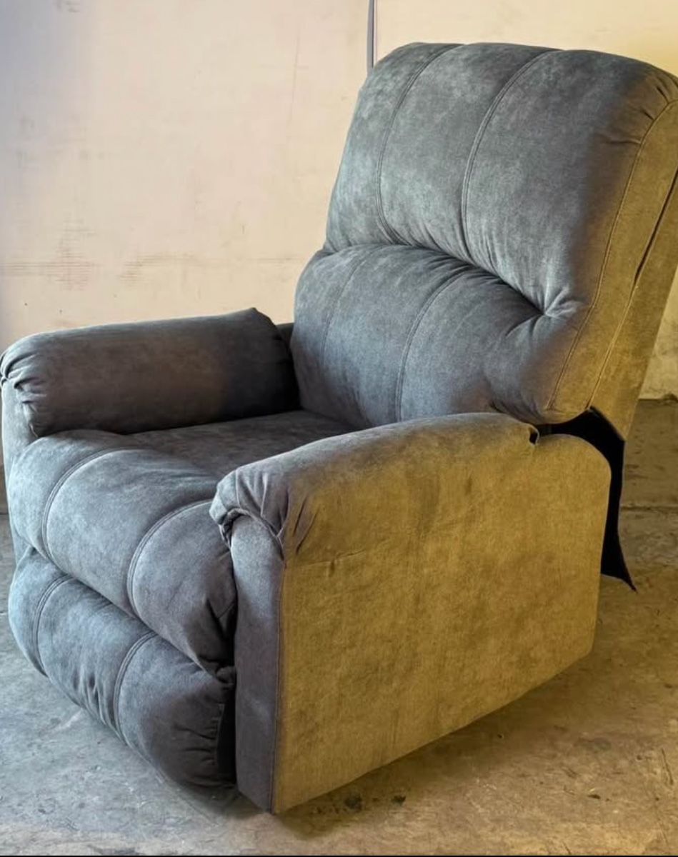 Comfortable Gray Fabric Recliner - Excellent Condition, Plush Seating