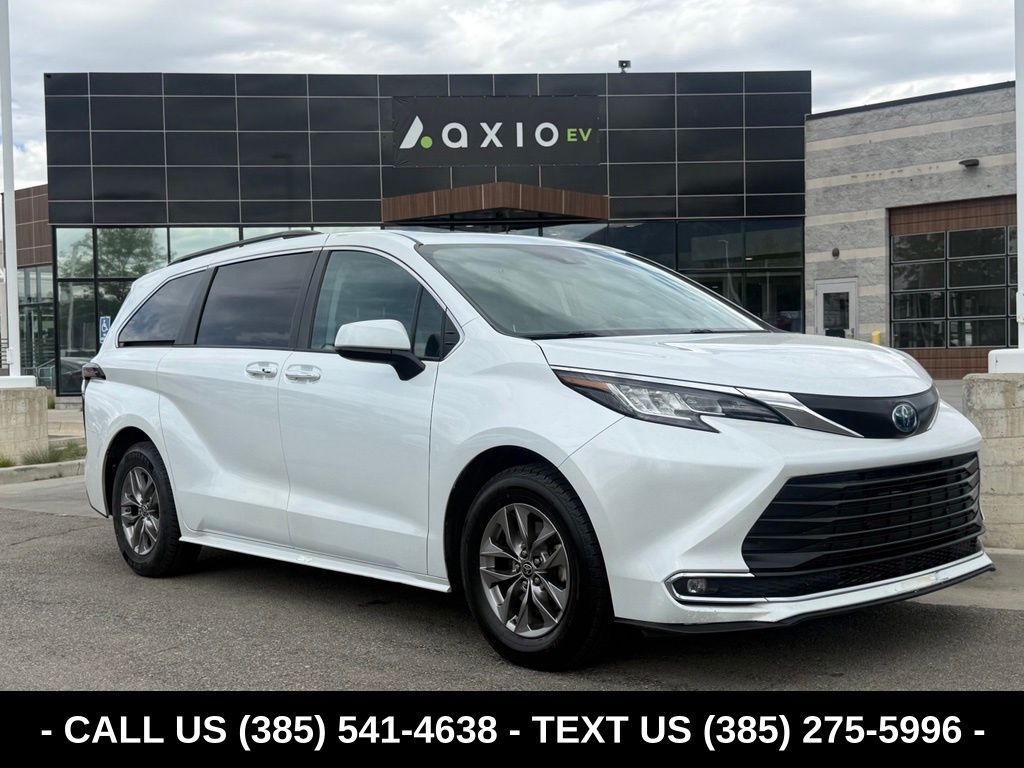 2023 Toyota Sienna XLE 8-Passenger