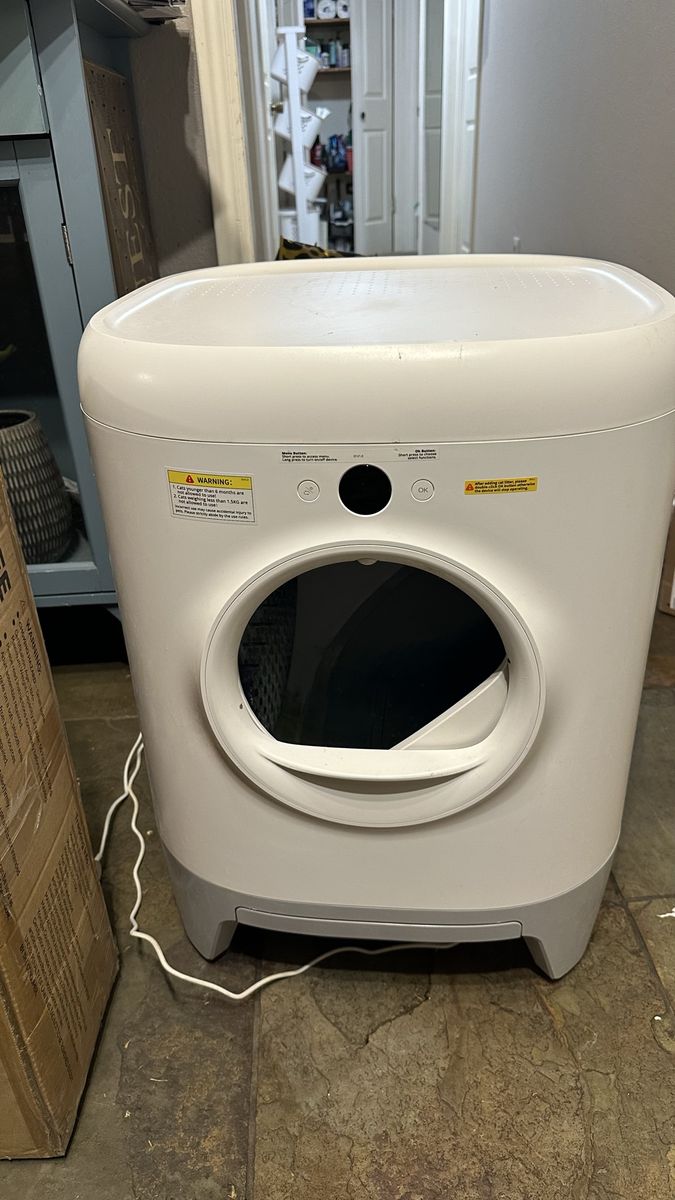 Automatic cat litter box by petkit