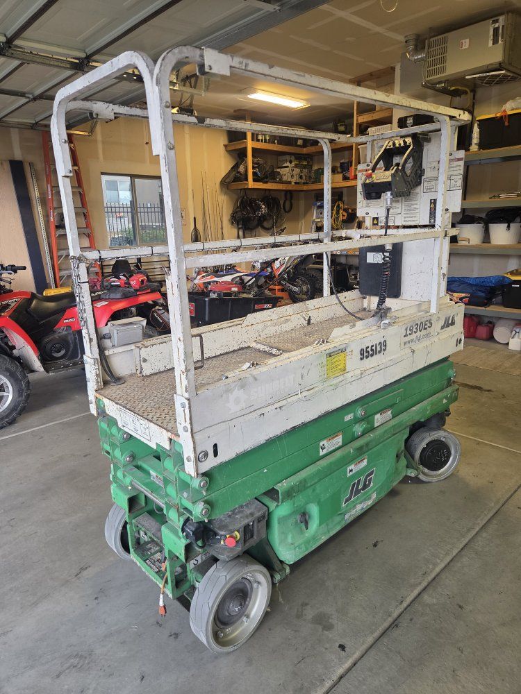 2016 JLG 1930ES Electric Scissor Lift 19ft Platform Height