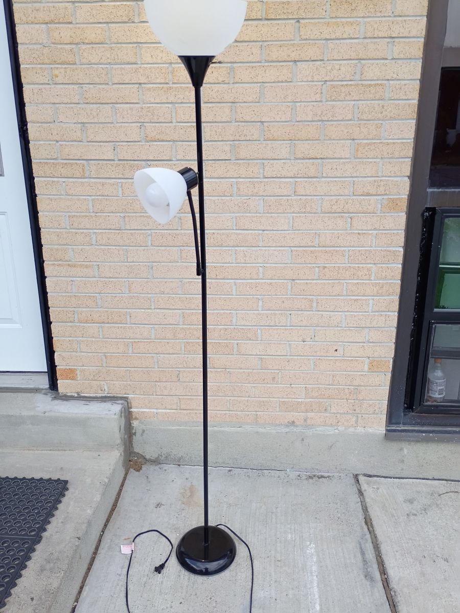 Black Torchiere Floor Lamp with Adjustable Side Reading Light - Modern & Functional Lighting