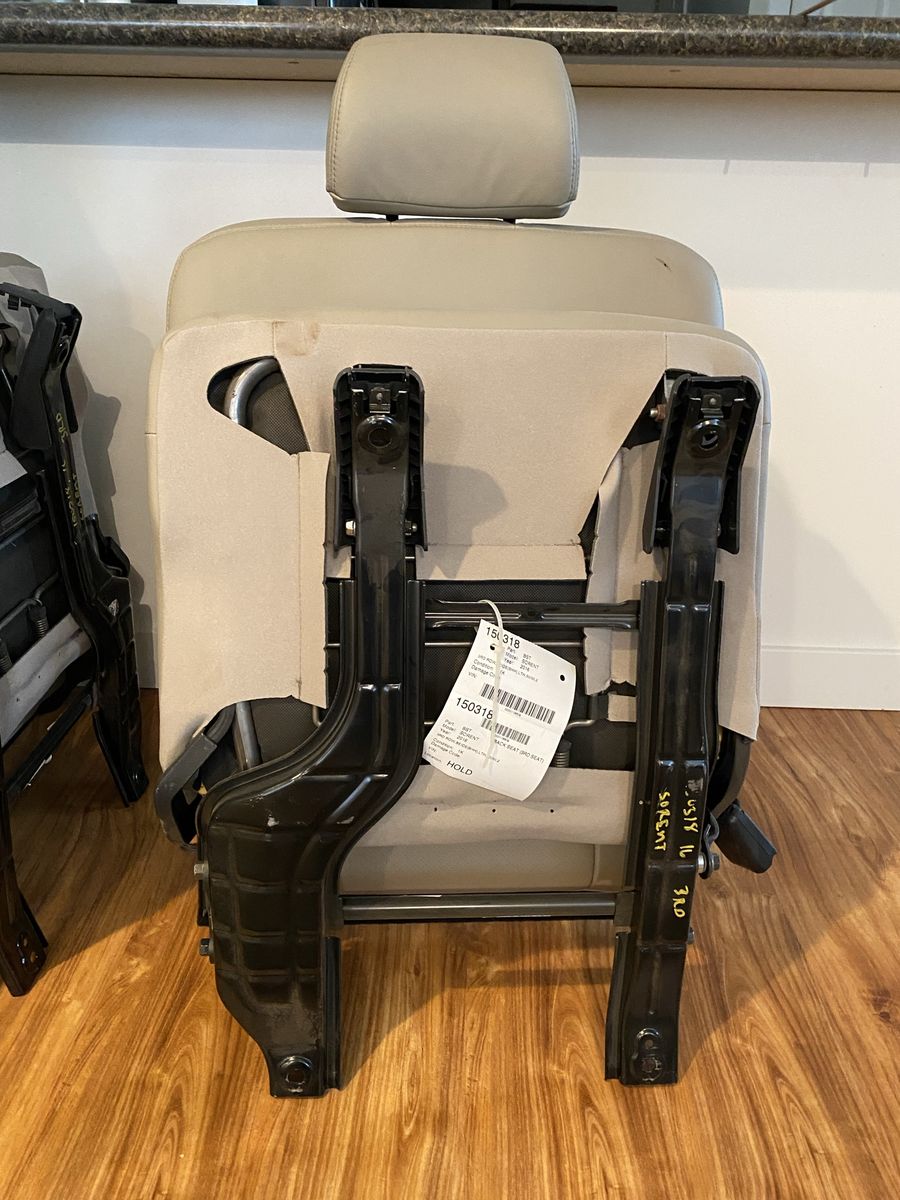 Kia Sorento Leather 3rd row Car seats with seatbelts