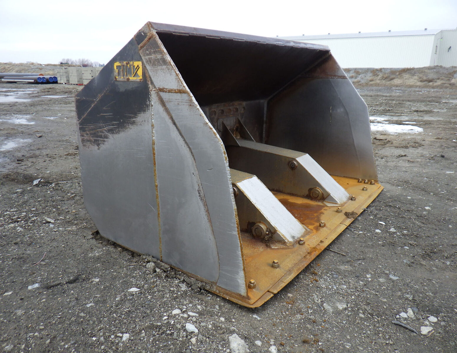 Tink R4067S Roll-Out 7.25 Cyd Bucket, with Volvo Quick Attach