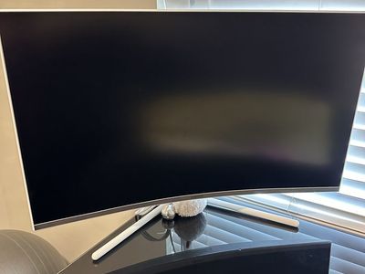Samsung 32 inch curved UHD 4K monitor