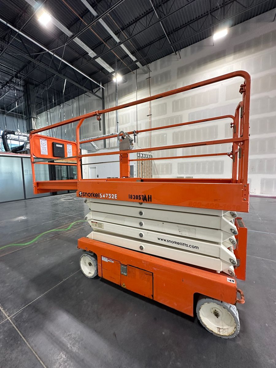 SCISSOR LIFT 19FT - 26FT - 32FT.    RENTAL