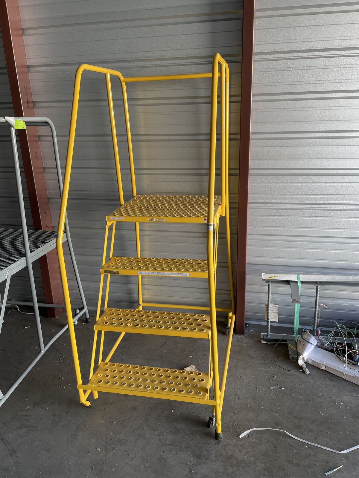 4 Step Rolling Platform Ladder 0001