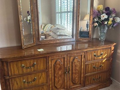 Vintage 9-Dresser Drawer with Tri-Fold Mirror