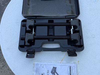 Maddox Automotive Tools MacPherson Strut Spring Compressor Set with Carrying Case