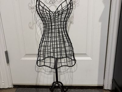 Mint Condition Daling Dress Form (geat for Jewely)