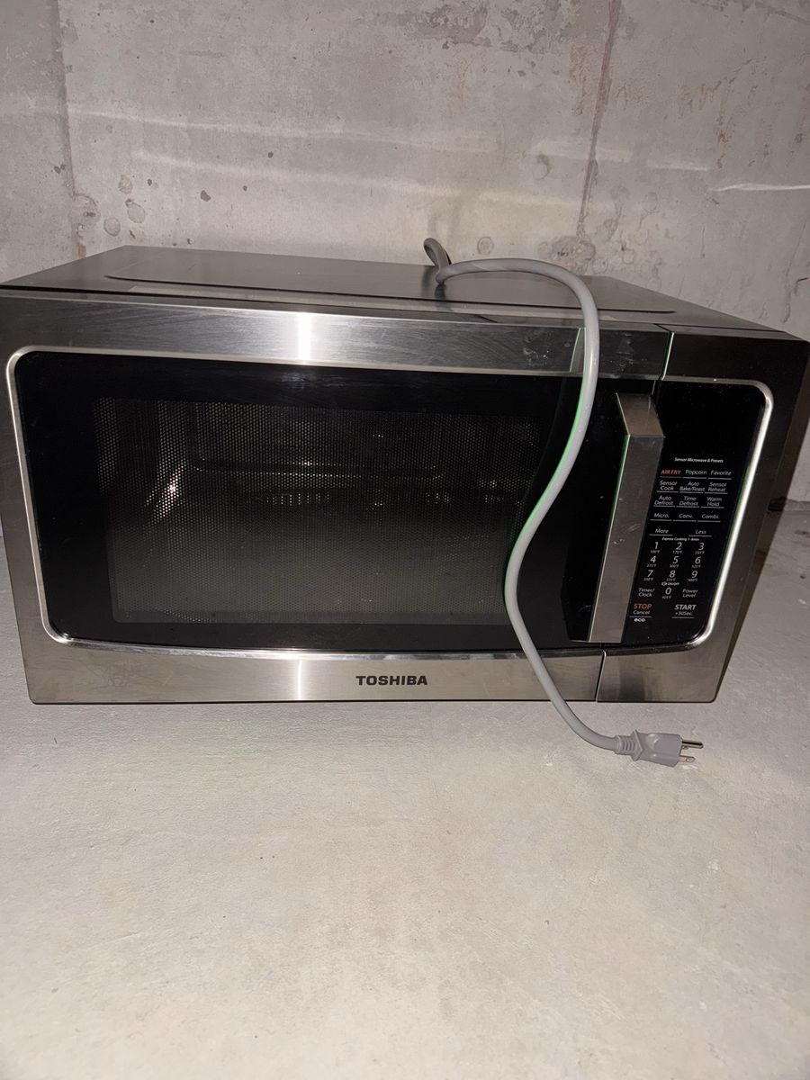 Like New Toshiba Counter Top Microwave with Airfry