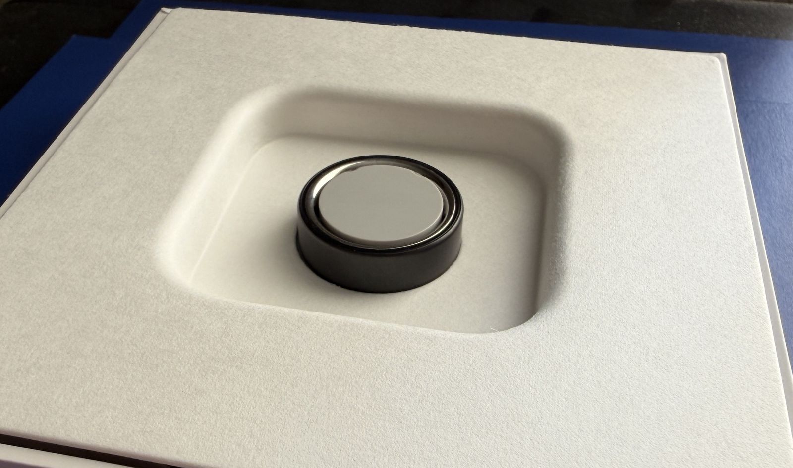 Oura Ring 4 Stealth size 9 – Like New w/ Box, Charger & Sizing Kit