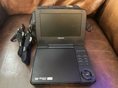 Philips Portable DVD Player PET741D/37 with Car Mount and Carrying Case