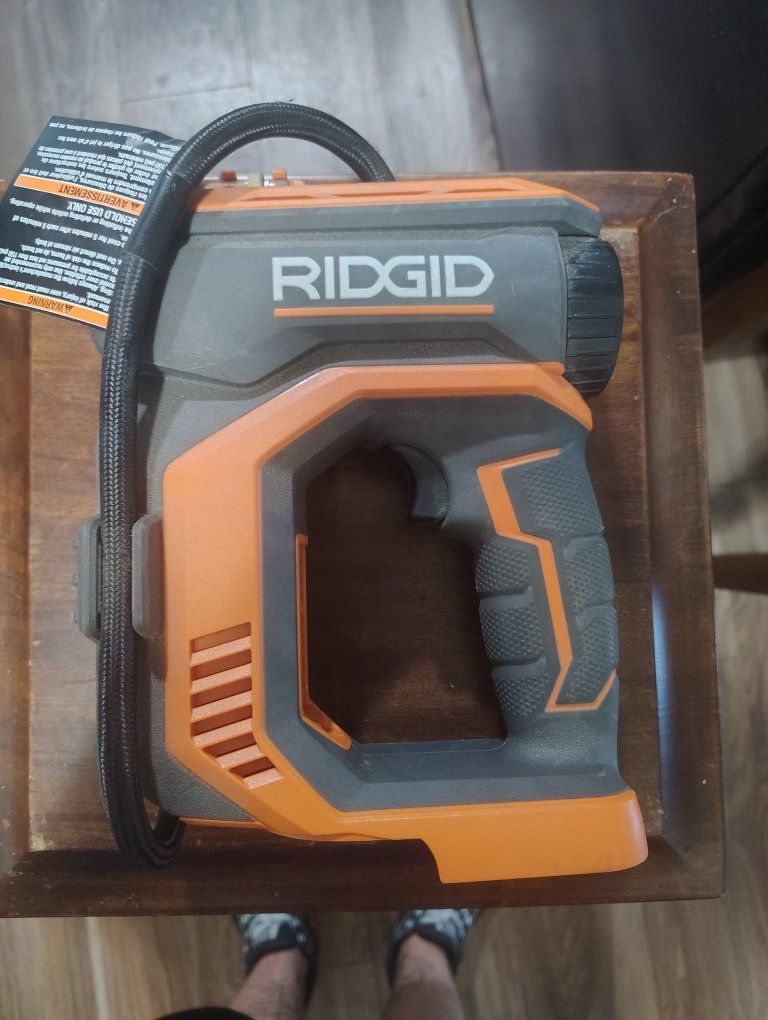RIDGID R87044 18V/12V Cordless Inflator - Max 150 PSI - Tool Only