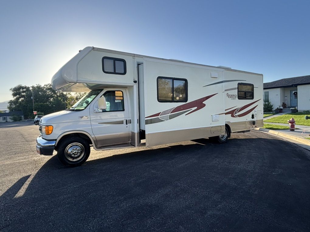 2005 Class C 30 Foot Sleeps Up To 8 in Good Shape