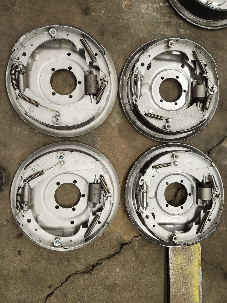Hydraulic boat trailer brakes