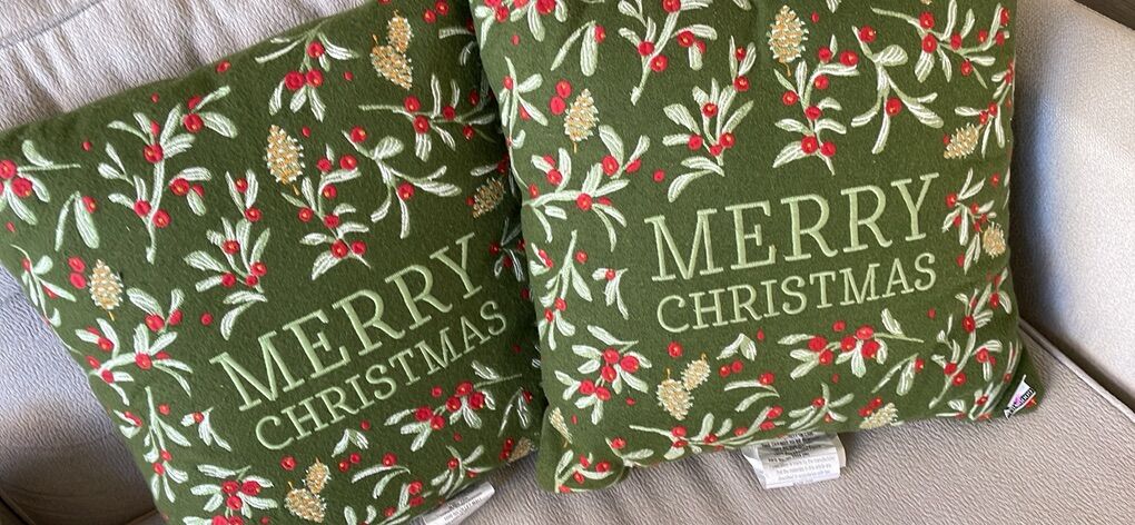 2 Matching Embroidered Throw Pillows christmas