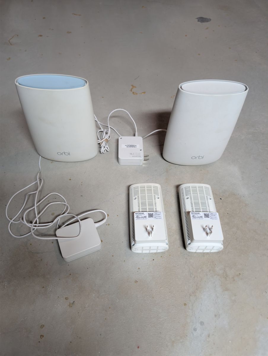 Orbi Home WifFi Booster and Wall plug Saltellites