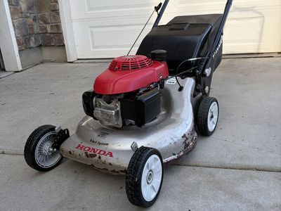 Honda HRR216 Smart Drive Self-Propelled Lawn Mower