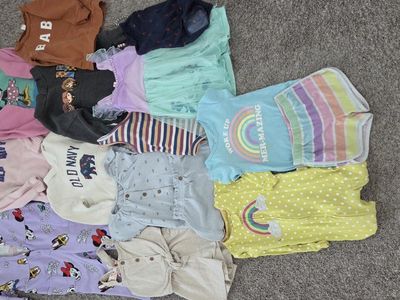 Toddler girls 2T bundle - 10$