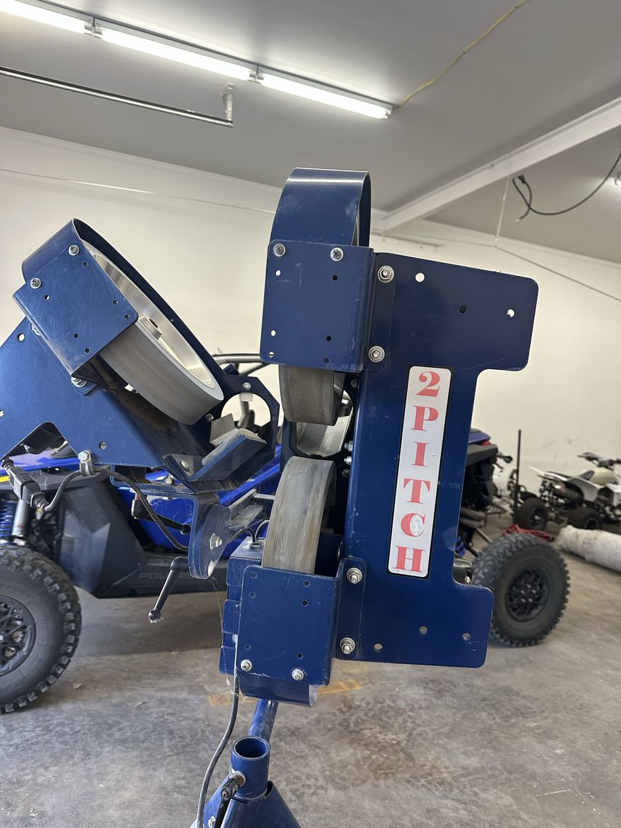 Bats 2 pitching machine