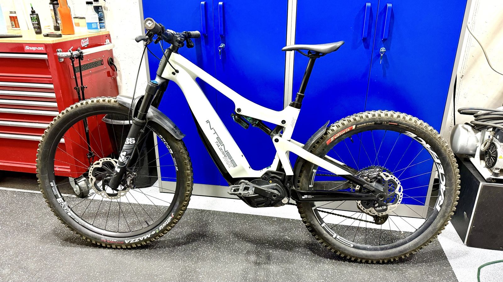 Super clean Intense Tazer carbon E bike Size Small Medium SRAM AXS shifting Fox 36