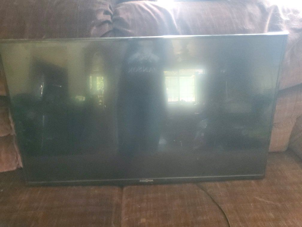 Insignia 39" LED TV for parts, broken screen