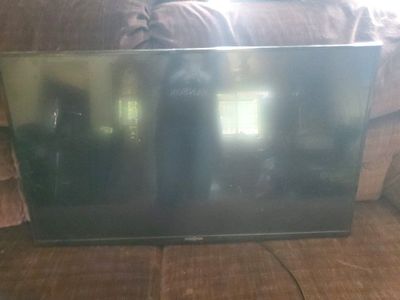 Insignia 39" LED TV for parts, broken screen