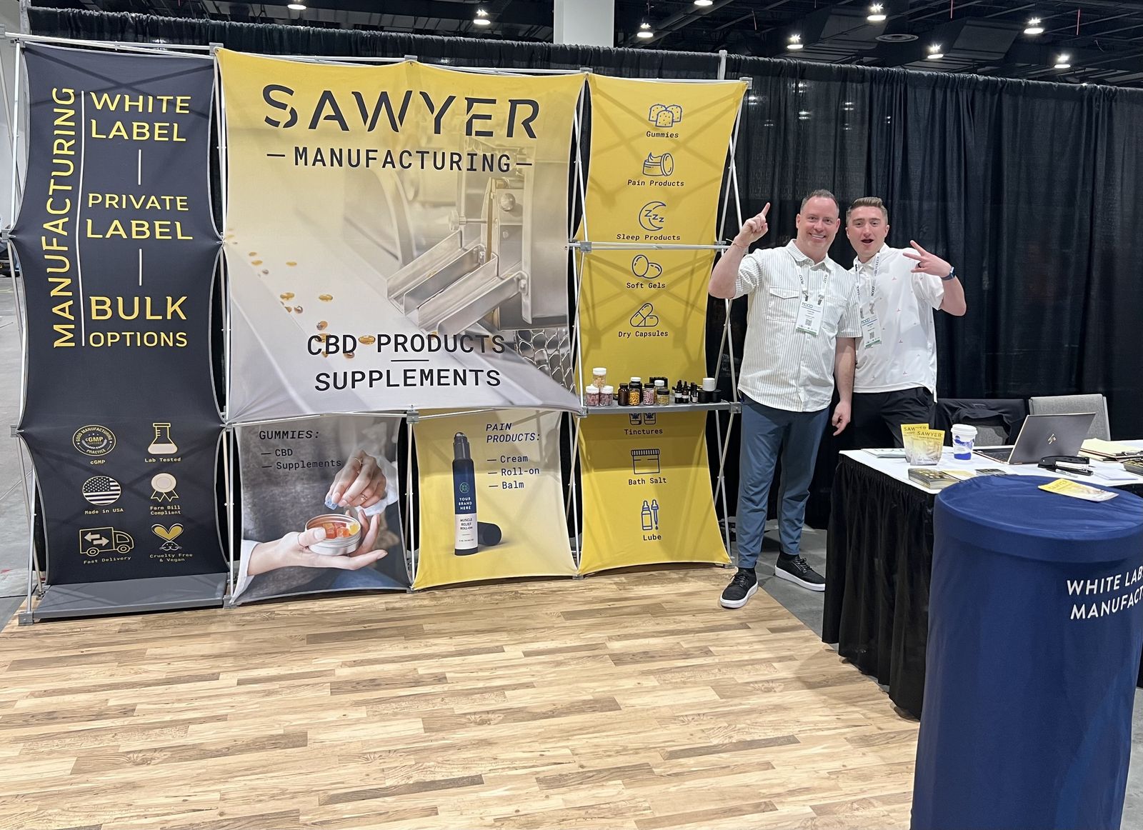 10' x 10' Wood-Look Trade Show / Event Booth Flooring with case