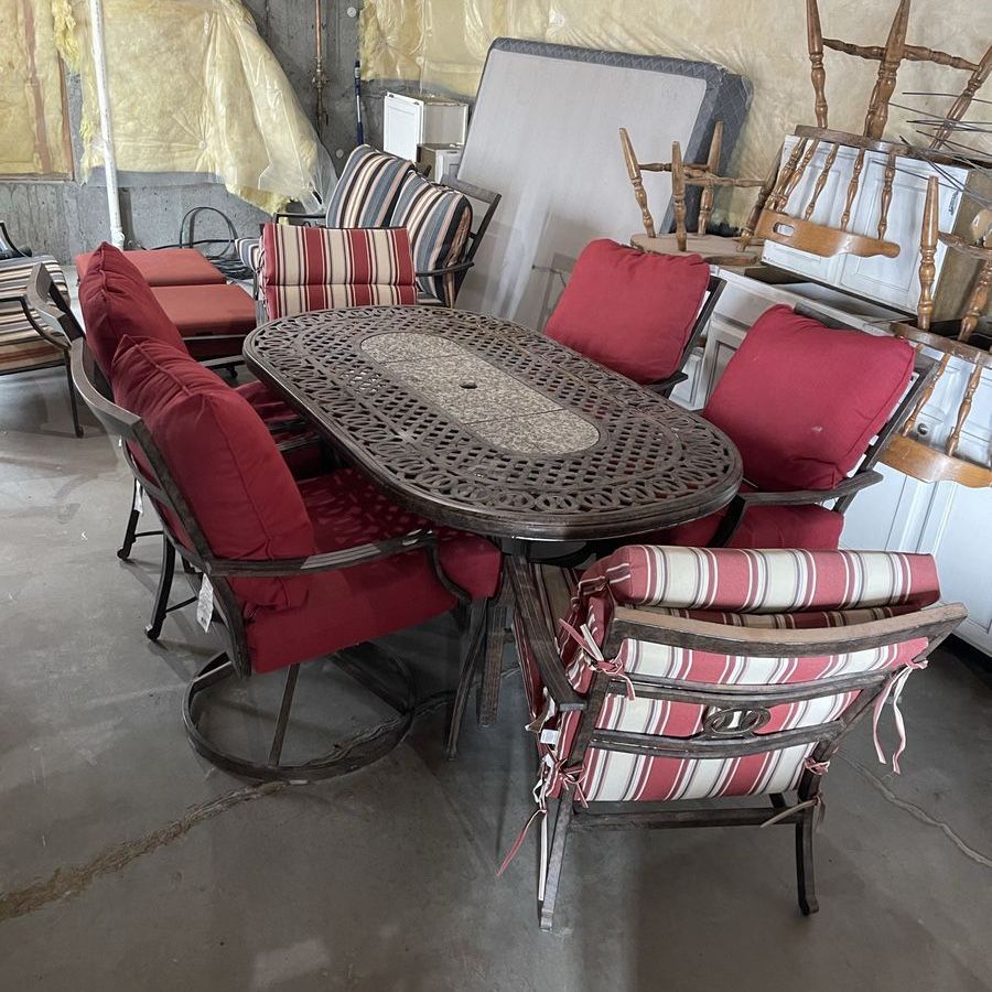 Outdoor Patio Set – NEW Cushions – Swivel Chairs +