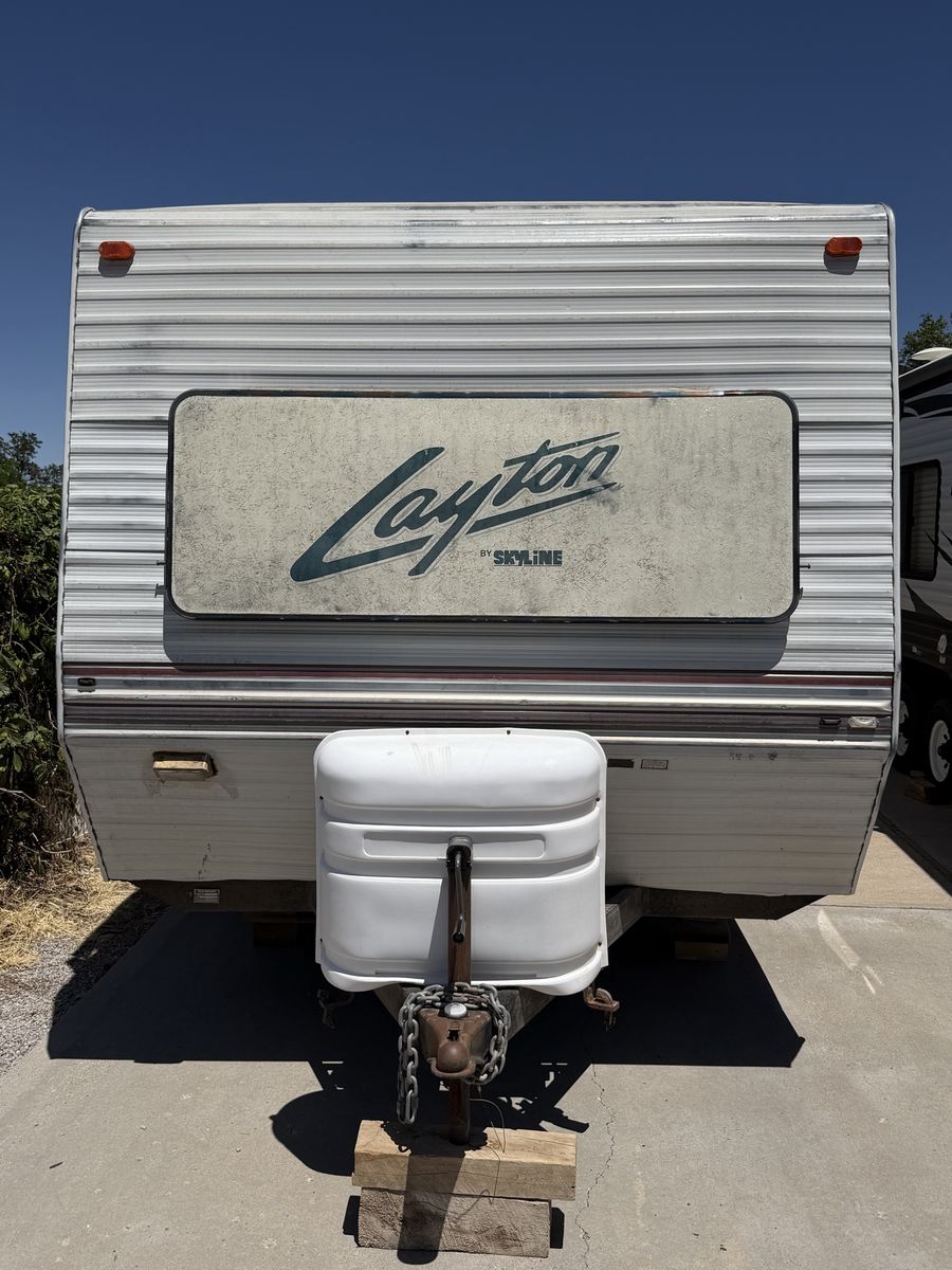 1998 Layton Skyline 22’ Bumper Pull Travel Trailer