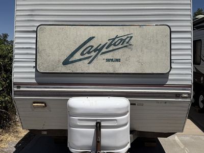 1998 Layton Skyline 22’ Bumper Pull Travel Trailer
