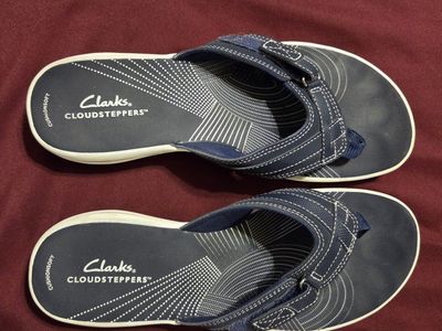 women's size 9 Clark's flip flops