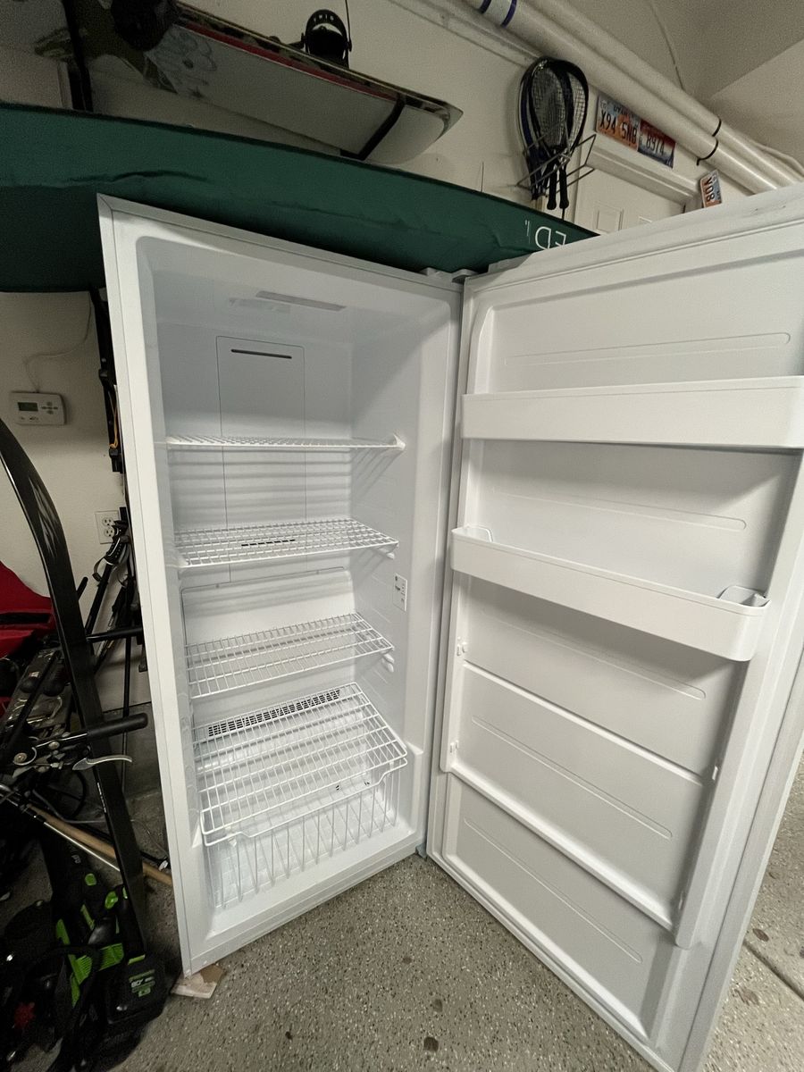 GE 21 cubic ft upright freezer (Model FUF21QRRAWW)