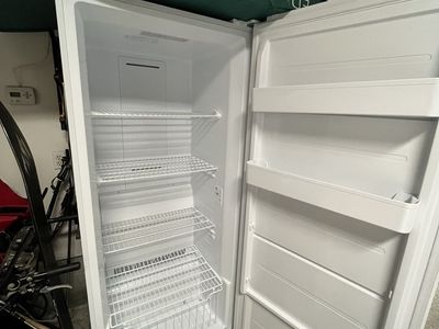 GE 21 cubic ft upright freezer (Model FUF21QRRAWW)