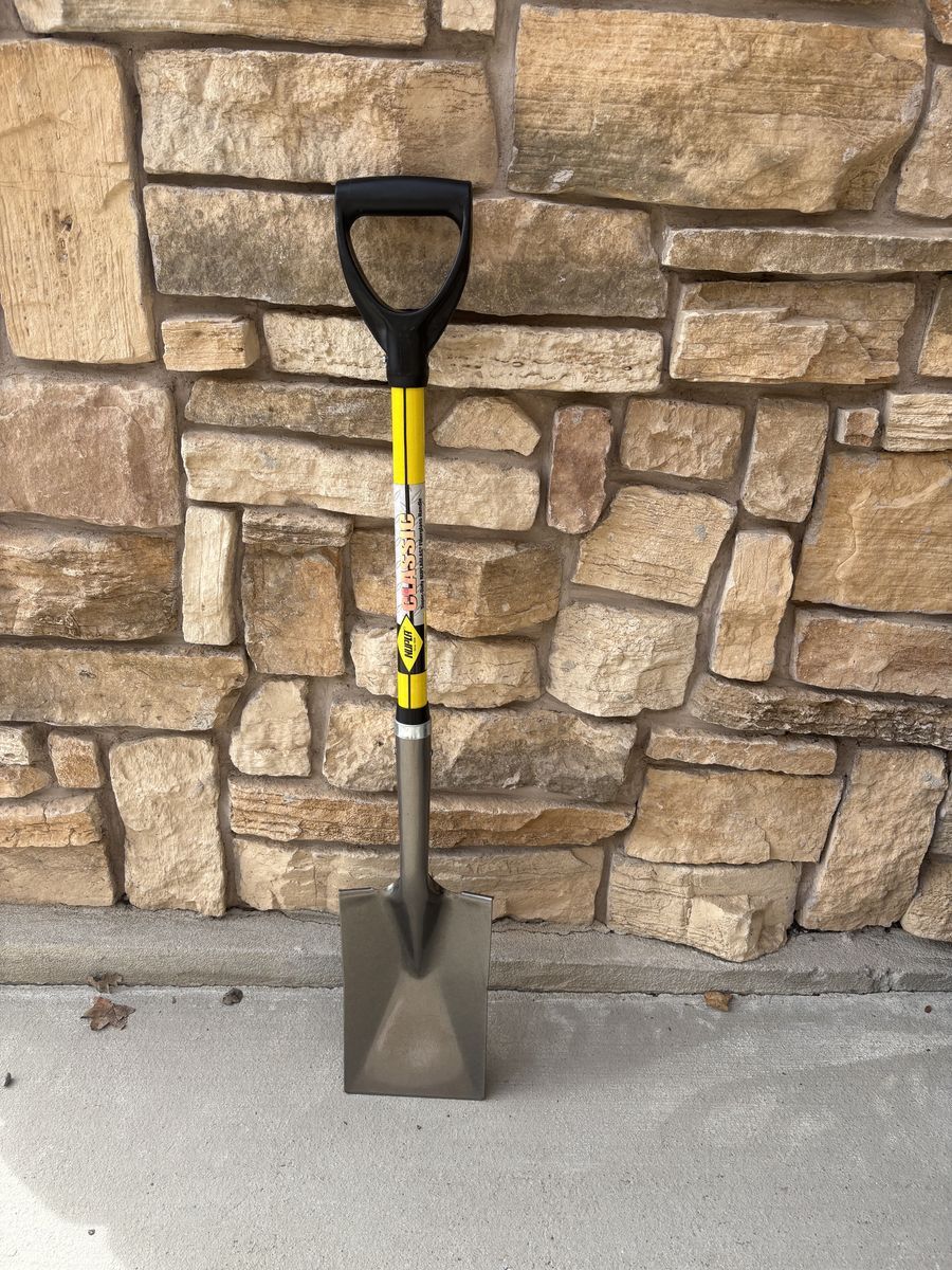 NEW 27 inch Fiberglass Garden Spade Shovel