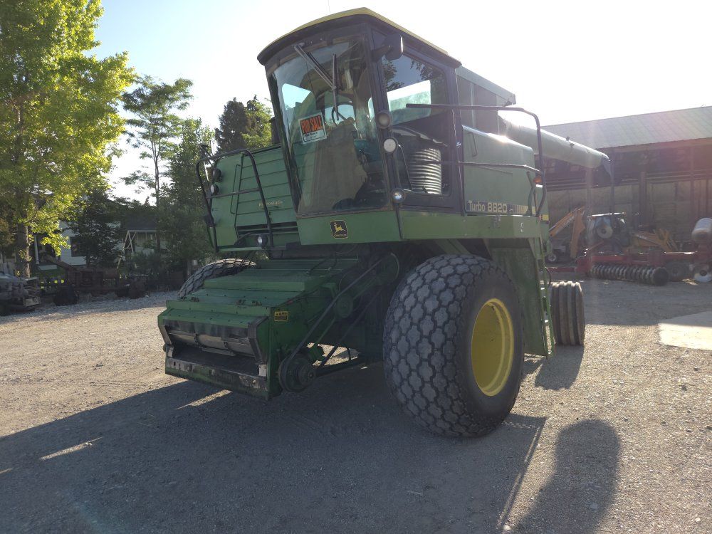John Deere 8820 Combine