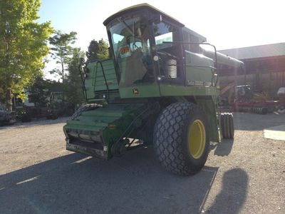 John Deere 8820 Combine